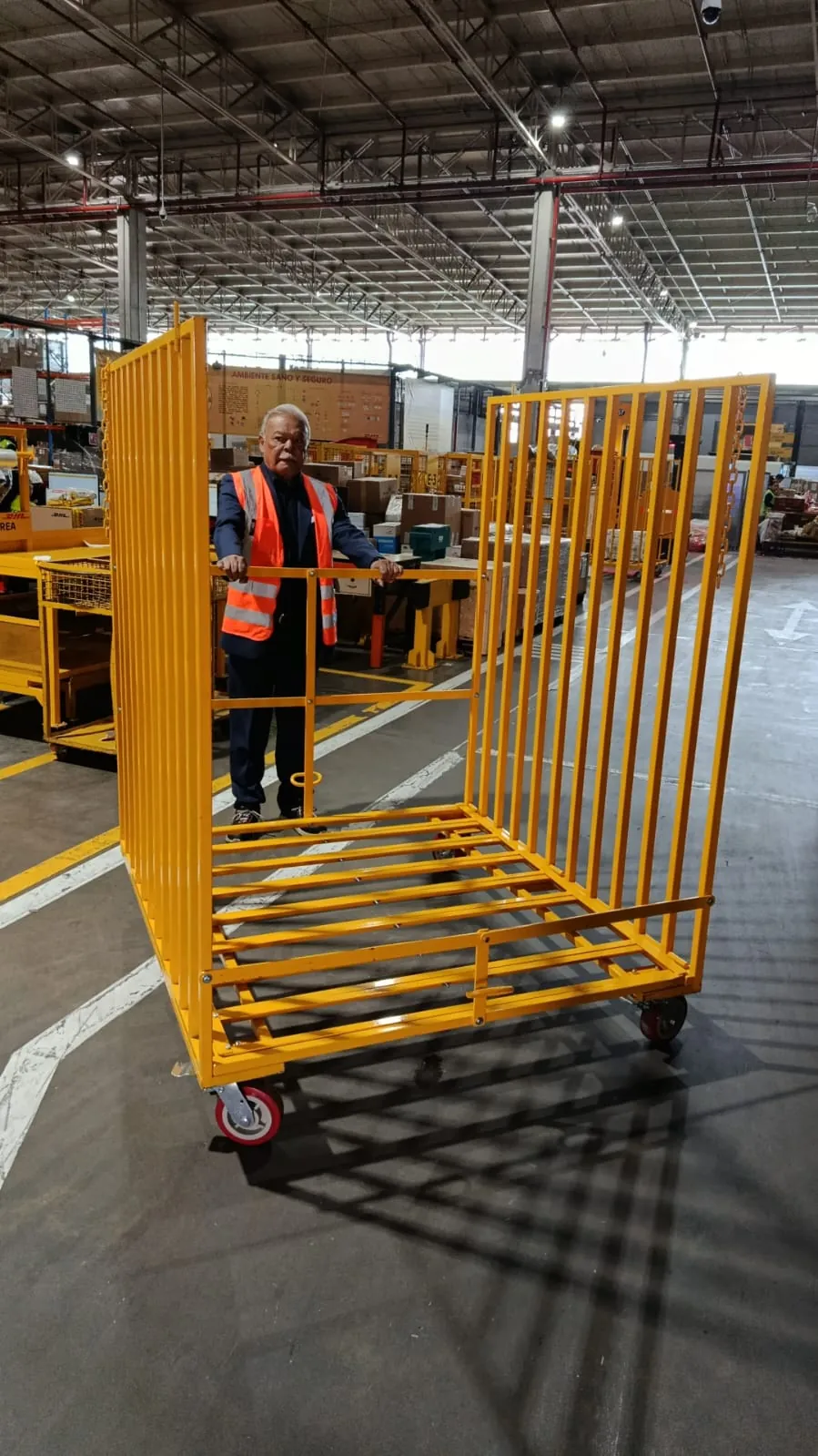 Carro metálico amarillo fabricado a la medida