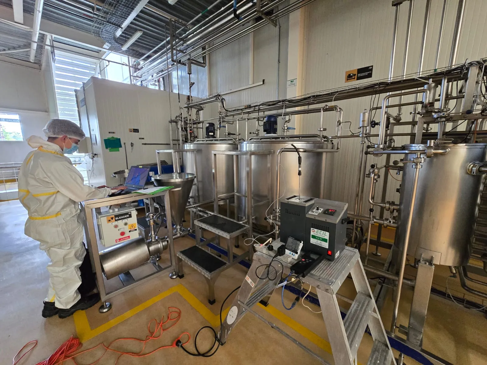 Técnico calibrando equipos de pesaje en una planta de producción